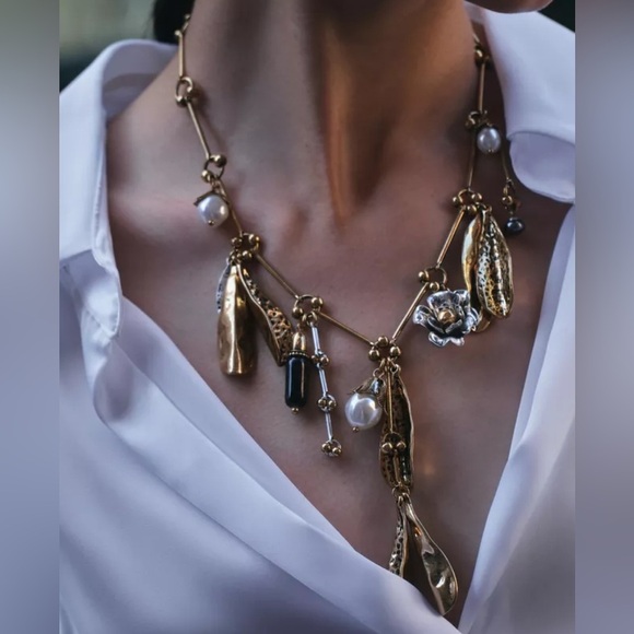 🔥🔥Zara Pearl and Leaf charm necklace - Picture 1 of 4